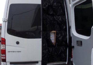 Угорці затримали на КПП українського “дипломата”, який перевозив повний мікроавтобус цигарок