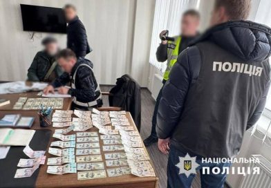 Стіл, вкритий грошима: поліція спіймала на хабарі одного з керівників Держпродспоживслужби