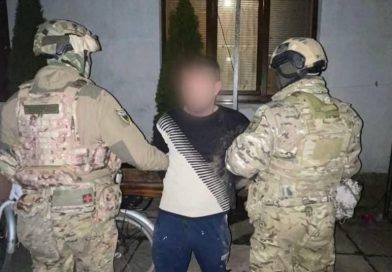 Мукачівські поліцейські затримали наркоторговця та викрили його постачальника